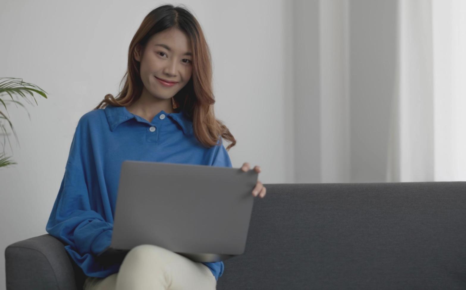 Teilnehmer arbeiten gemeinsam an Finanzanalysen und diskutieren Kennzahlen