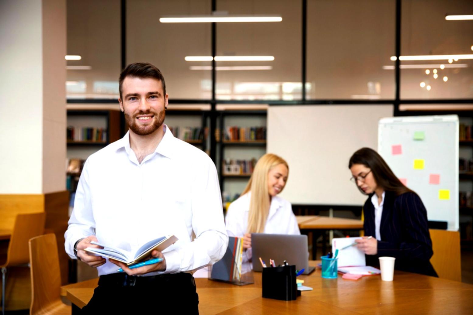 Laptop mit Finanzcharts und Diagrammen