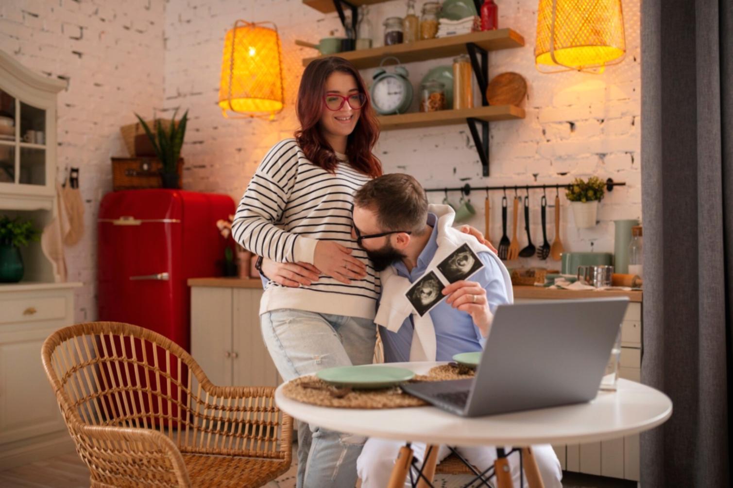 Gruppendiskussion über Finanzstrategien im Schulungsraum