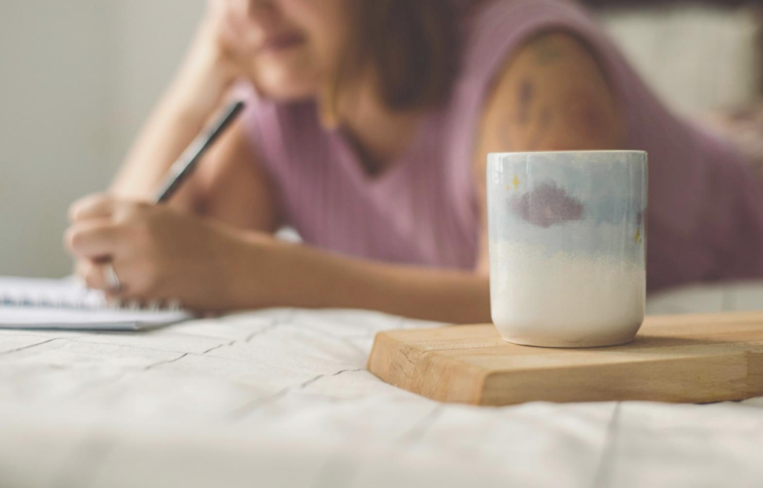 Finanzanalyse Arbeitsplatz mit Dokumenten und Laptop