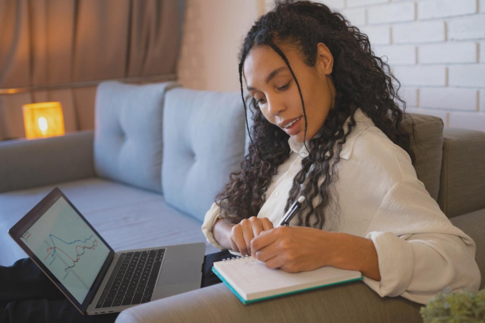 Finanzanalyse Arbeitsplatz mit Dokumenten und Berichten