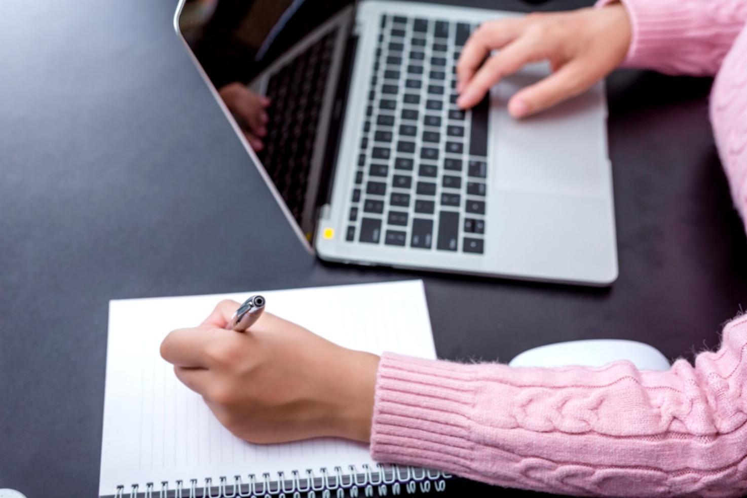 Professionelle Beratungssituation in modernem Büroraum