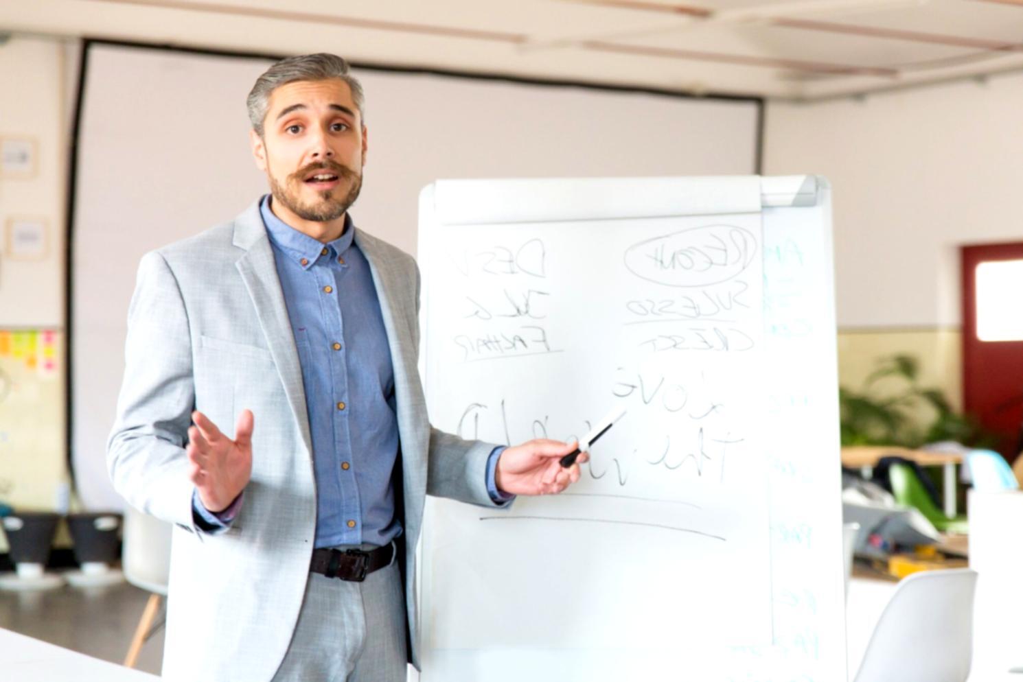 Detailaufnahme verschiedener Finanzberichte und Analysewerkzeuge