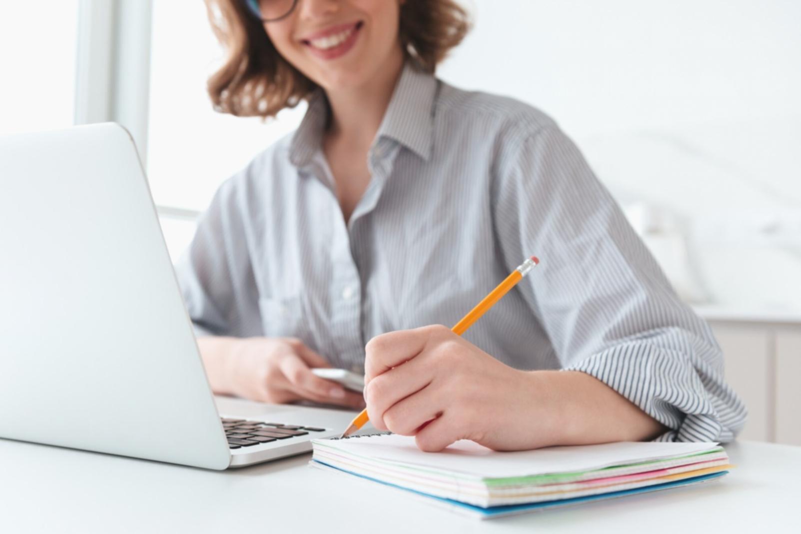 Moderne Büroräume in Nürnberg mit heller Einrichtung und Arbeitsplätzen